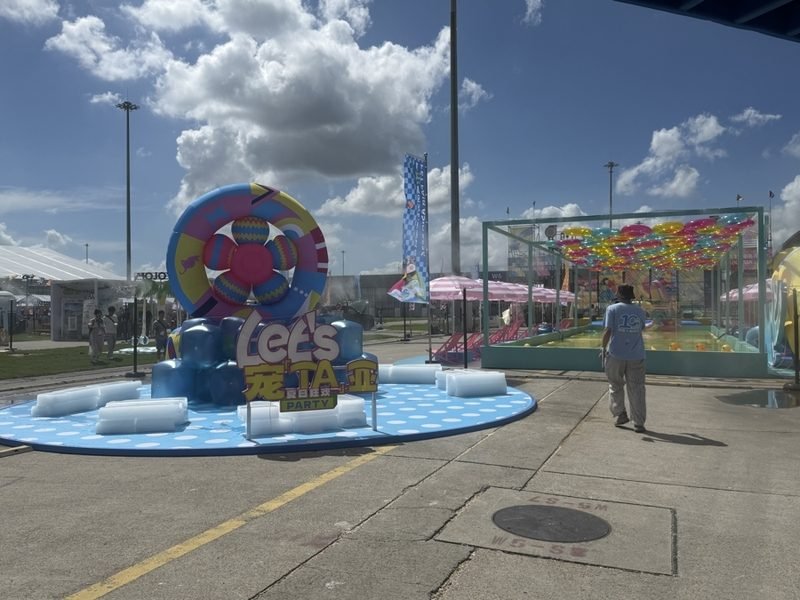 Outdoor zone of the fair with the themed party "Pamper TA Asia"