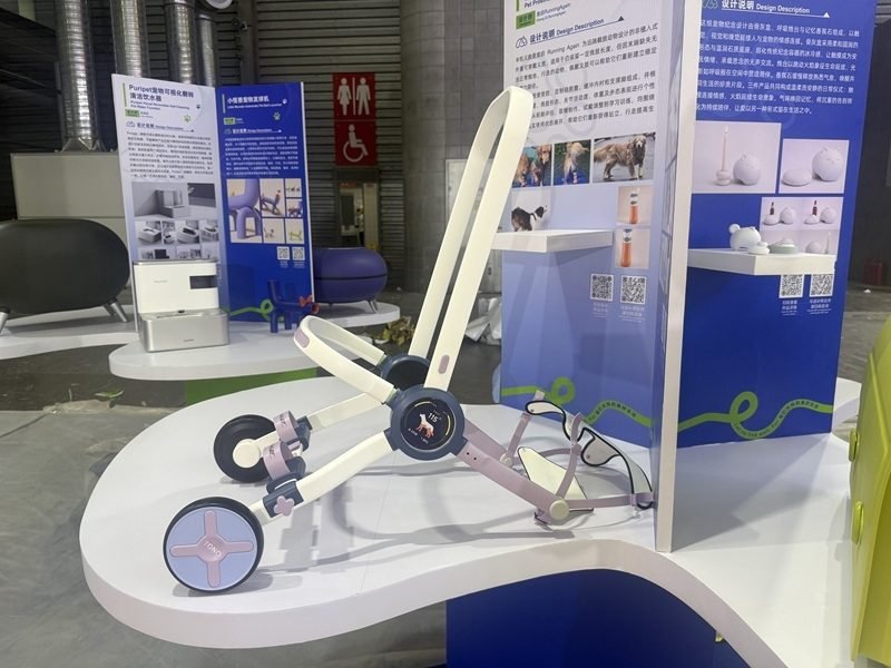 Pet stroller design display and explanatory panels